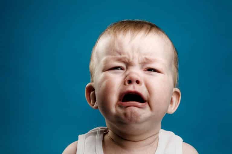 یک نوزاد در حال گریه در اثر بیماری