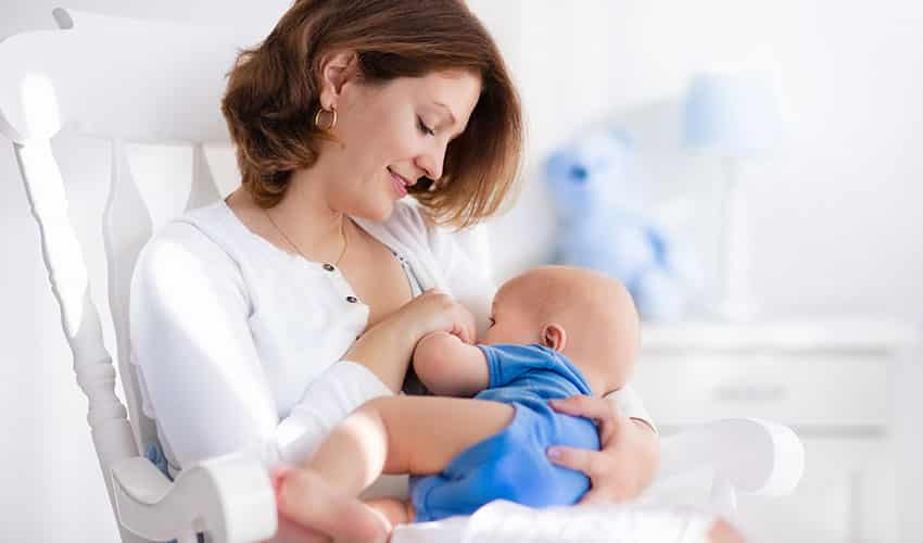 مادران باید اجازه داشته باشند که در حین فتوتراپی نوزاد به طور اختصاصی شیر دهی کنند.