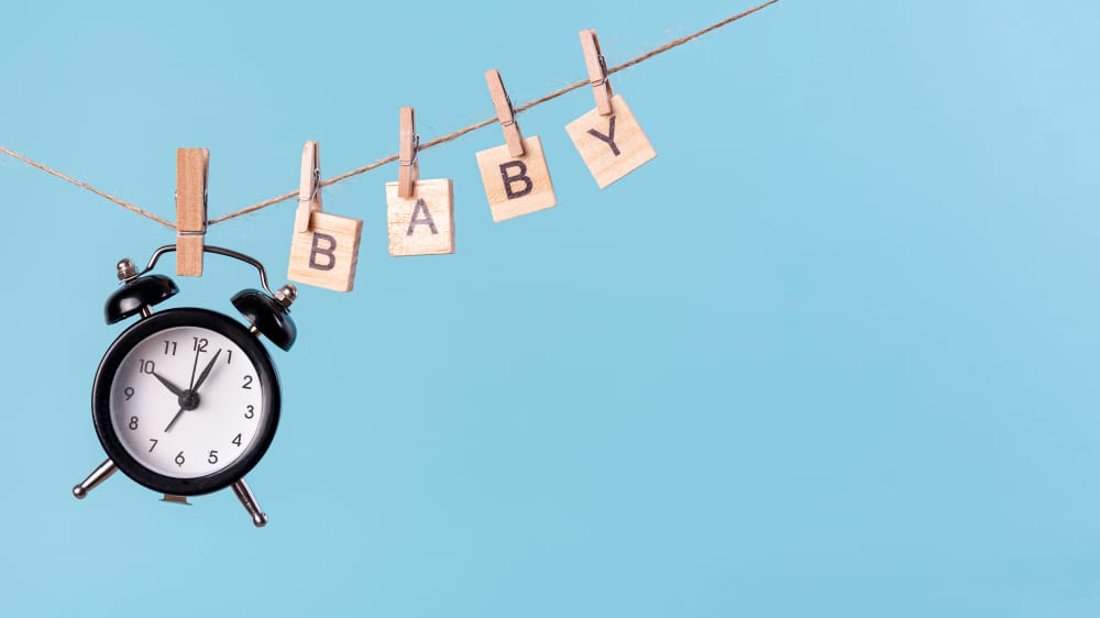 تصویر یک ساعت که نماد انتظار برای به دنیا آمدن یک نوزاد است.